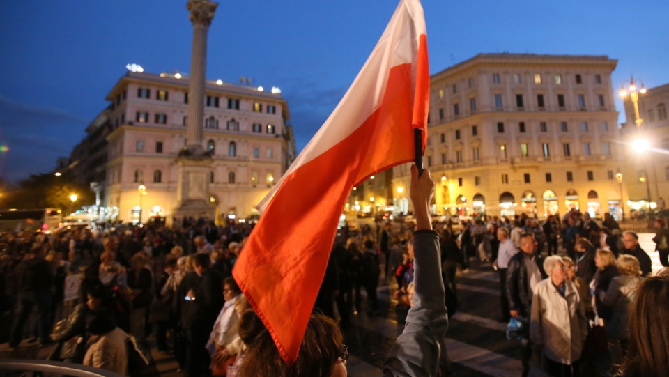 Polska flaga przed papieską bazyliką Santa Maria Maggiore w Rzymie, gdzie mszą świętą pod przewodnictwem metropolity łódzkiego abp. Marka Jędraszewskiego zainagurowano narodową pielgrzymkę Polaków. Fot. PAP/Leszek Szymański