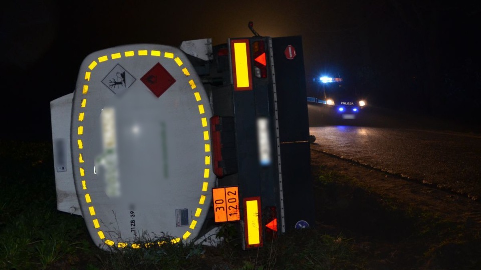 W gminie Dobrzyń nad Wisłą, w rowie leżał ciągnik siodłowy z cysterną - na miejscu zdarzenia nikogo nie było nikogo. Fot. KPP w Lipnie