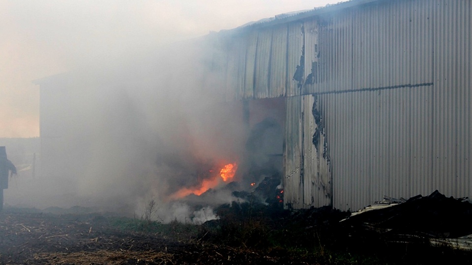 7 października na terenie gminy Jeżewo doszło do pożaru budynku gospodarczego. Fot. KPP w Świeciu nad Wisłą