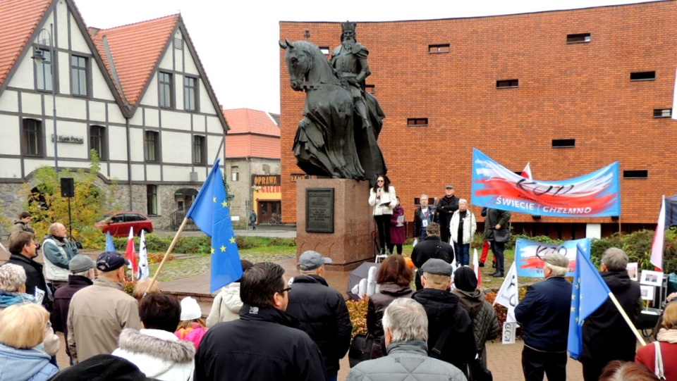 Audyt Obywatelski bydgoskiego KOD odbył się pod pomnikiem Kazimierza Wielkiego. Fot. Damian Klich