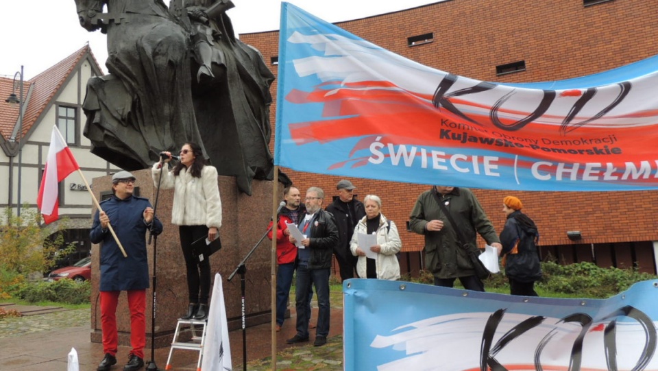 Audyt Obywatelski bydgoskiego KOD odbył się pod pomnikiem Kazimierza Wielkiego. Fot. Damian Klich