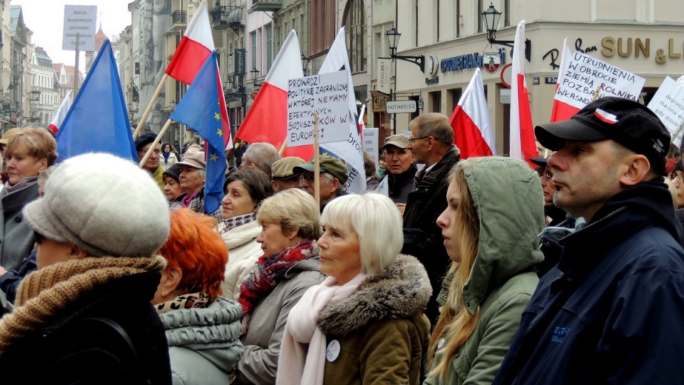 Przeciwko polityce rządu protestowało dziś w Toruniu ponad 100 osób. Fot. Michał Zaręba