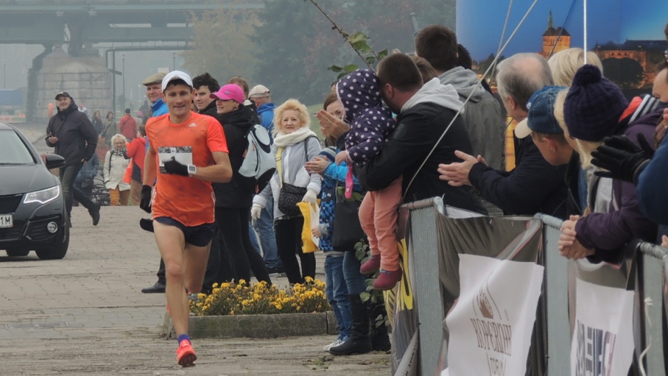 Tomasz Walerowicz zwycięzcą 34.Toruńskiego Maratonu. Fot. Michał Zaręba.