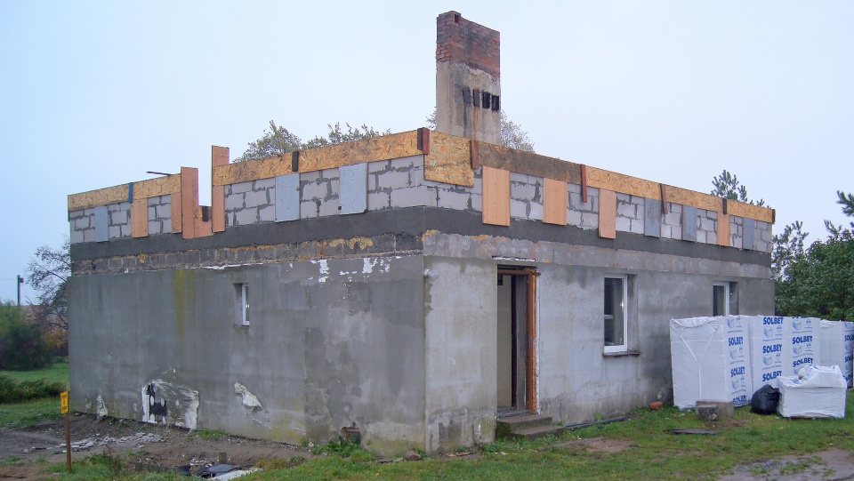 Na remontowanym domu w Mycielewie wciąż nie ma dachu. Fot. Henryk Żyłkowski