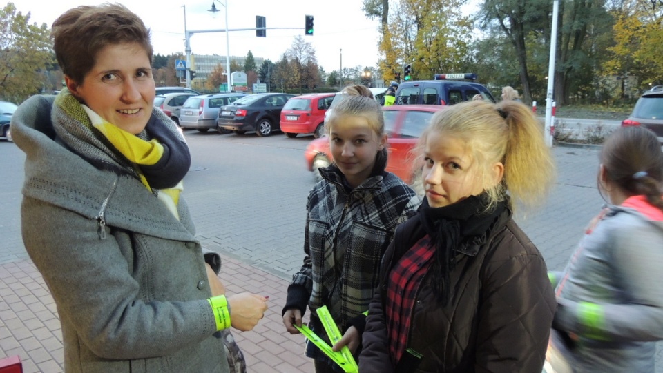 Wolontariusze Caritas przekonywali w podtoruńskim Przysieku do noszenia po zmroku odblasków.Fot. Michał Zaręba