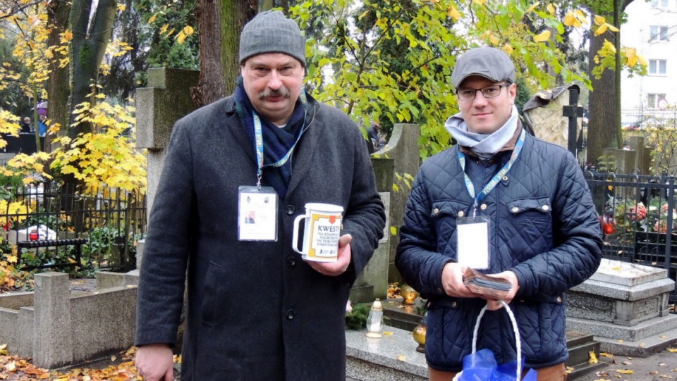 Włodarze, radni, strażacy, artyści przedstawiciele świata nauki i społecznicy – kwestują na cmentarzu św. Jerzego w Toruniu. Fot. Michał Zaręba