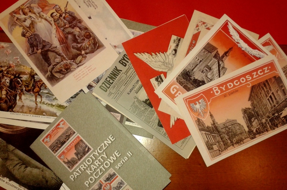 Śpiewniki, okazjonalne monety, pocztówki patriotyczne - wszystko będzie można kupić 11 listopada na stoisku BYLOT. Fot. Tatiana Adonis