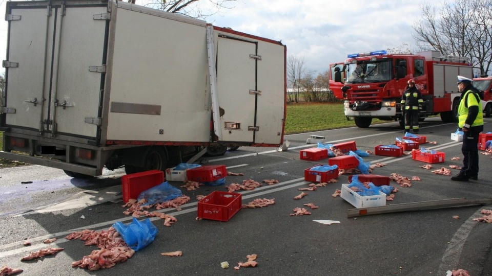 Przewożone w dostawczym aucie mięso, wypadło ze skrzyni ładunkowej i rozsypało się na drodze. Fot. Policja