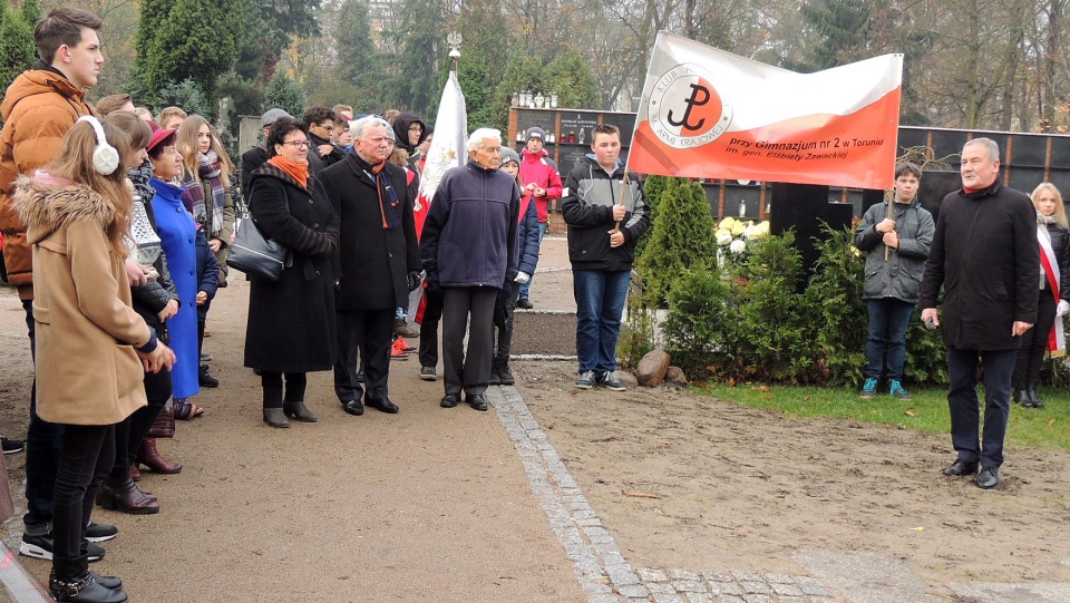 Uroczystość na cmentarzu przy grobie gen. E. Zawackiej poprzedziła inaugurację konferencji naukowej. Fot. Michał Zaręba