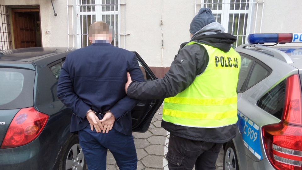 Policjanci ze Świecia zatrzymali trzech mężczyzn, którzy w jednym z banków zamierzali wyłudzić kredyt. Fot. KPP w Świeciu nad Wisłą