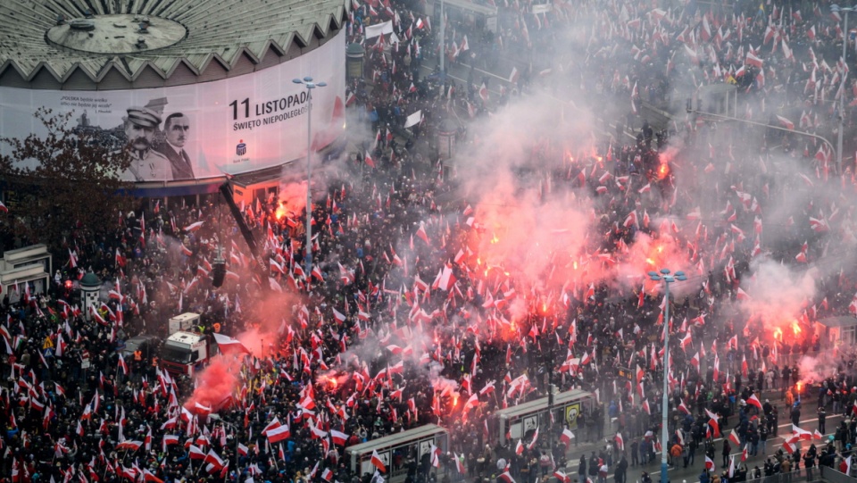 Z takimi hasłami, jak "Bóg, Honor, Ojczyzna", "Biało-czerwone to barwy niezwyciężone" - ulicami Warszawy idzie Marsz Niepodległości. Fot. PAP/Jakub Kamiński