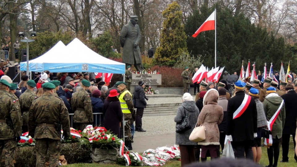 Uroczystość patriotyczna w Toruniu odbyła się tradycyjnie pod pomnikiem Marszałka Józefa Piłsudskiego. Fot. Monika Kaczyńska