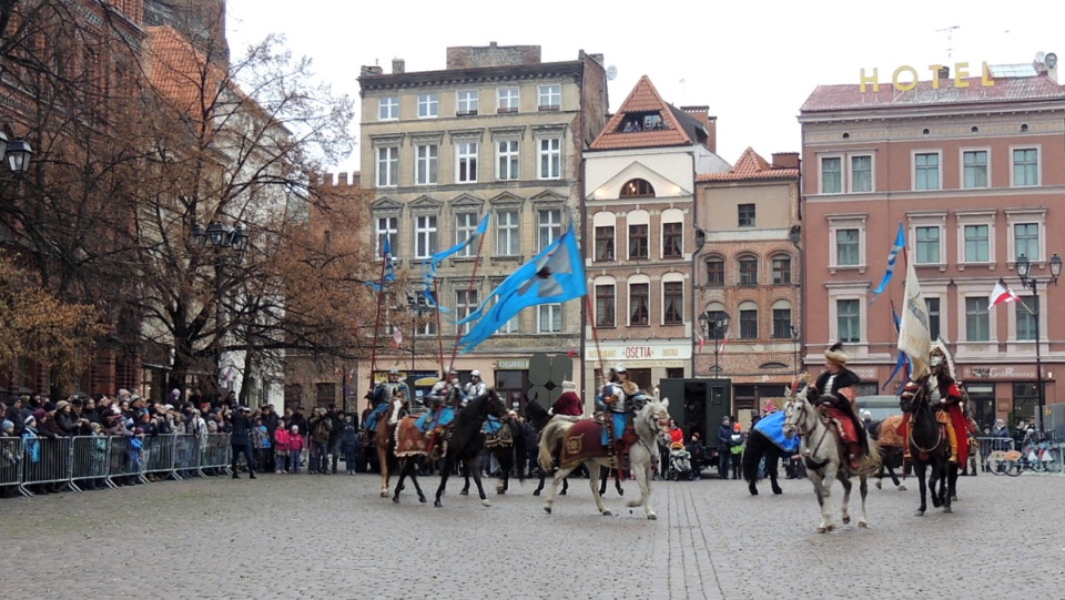 Na Rynku Staromiejskim w Toruniu pojawiła się Chorągiew Husarska Województwa Kujawsko-Pomorskiego. Fot. Fot. Monika Kaczyńska