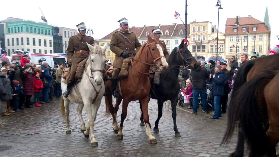 Na bydgoskim Starym Rynku konno pojawili się ułani. Fot. Kamila Zroślak