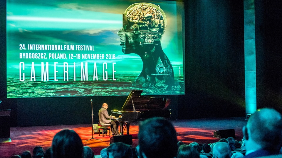 Kompozytor i pianista jazzowy Włodzimierz Pawlik podczas występu na gali otwarcia 24. edycji Międzynarodowego Festiwalu Sztuki Autorów Zdjęć Filmowych Camerimage w Bydgoszczy. Fot.PAP/Tytus Żmijewski