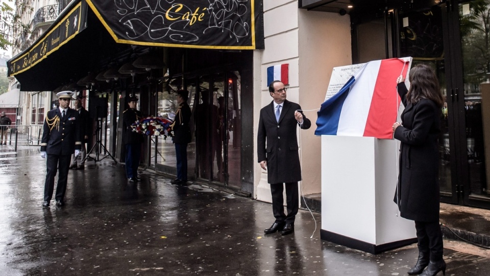 W miejscach ataków prezydent odsłonił pamiątkowe tablice. Fot. PAP/EPA/CHRISTOPHE PETIT TESSON