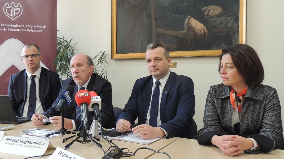 Od lewej: Wiceprzes PSSE Andrzej Marszk, prof.Tomasz Topoliński, wojewoda Mikołaj Bogdanowicz oraz prezes PSSE Aleksandra Jankowska. Fot. Tatiana Adonis