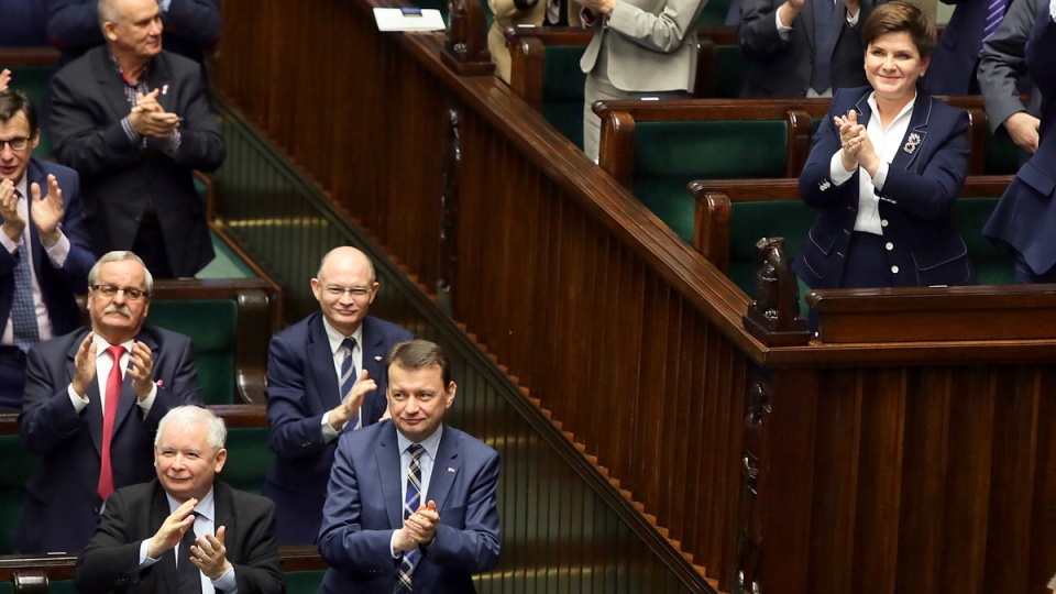 Prezes PiS Jarosław Kaczyński (L), minister spraw wewnętrznych i administracji Mariusz Błaszczak (2L) i premier Beata Szydło (P) po głosowaniu nad prezydenckim projektem obniżenia wieku emerytalnego w Sejmie. Fot. PAP/Tomasz Gzell