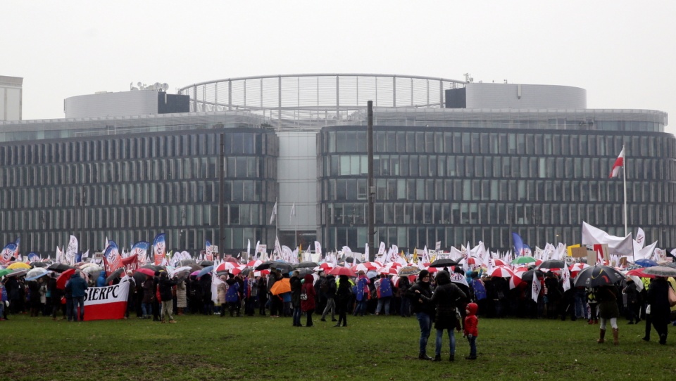 Uczestnicy ogólnopolskiej manifestacji "Nie dla chaosu w szkole" na pl. Piłsudskiego w Warszawie. Fot. PAP/Tomasz Gzell