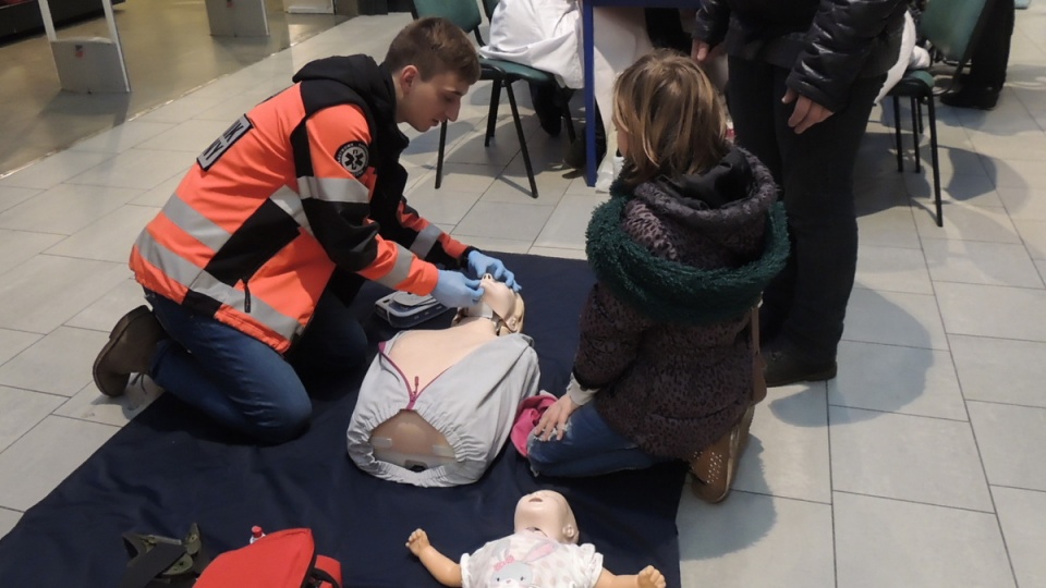 Studenci medycyny uczą m.in. jak udzielić pierwszej pomocy. Fot. Agata Polcyn
