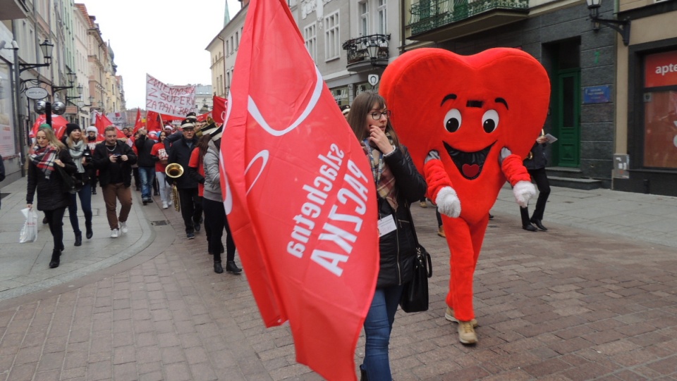 Wolontariusze Szlachetnej Paczki podczas marszu w Toruniu. Fot. Michał Zaręba