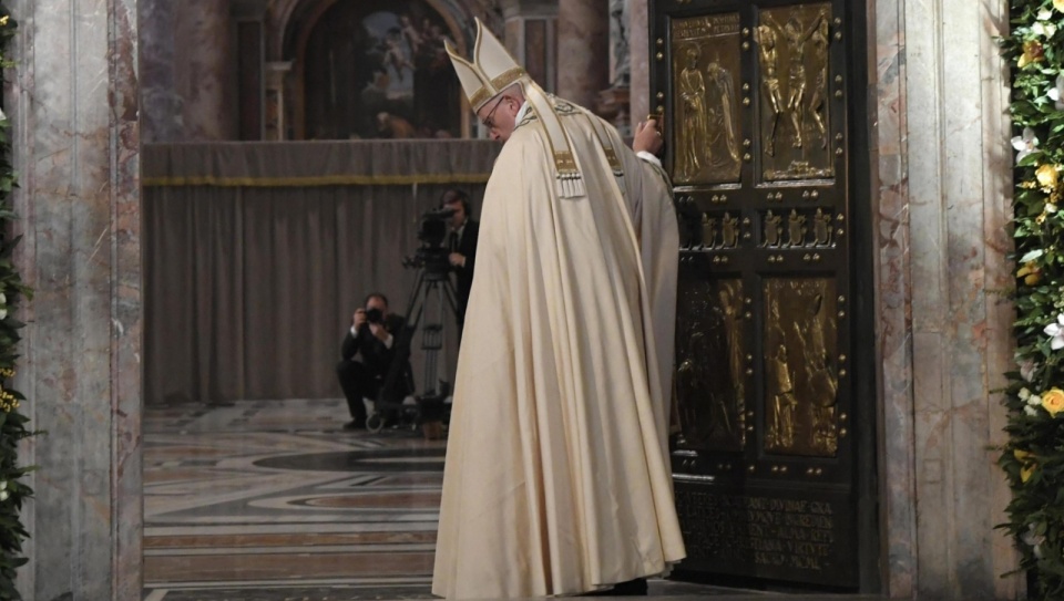 Papież Franciszek uroczyście zamknął w niedzielę Drzwi Święte w bazylice watykańskiej. Fot. PAP/EPA/TIZIANA FABI POOL