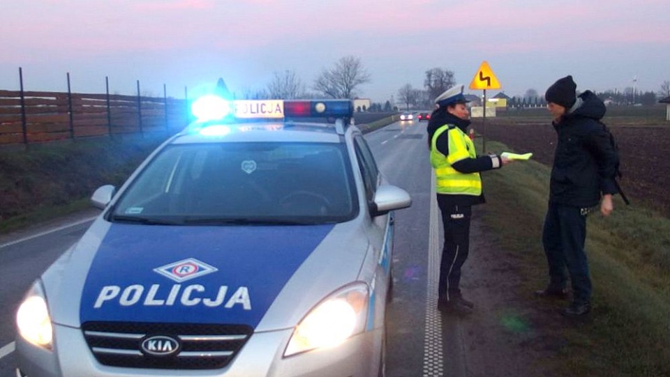 Do 23 listopada policjanci z powiatu inowrocławskiego prowadzą działania pn. "Pieszy", których celem jest poprawa bezpieczeństwa na drogach. Fot. KPP w Inowrocławiu