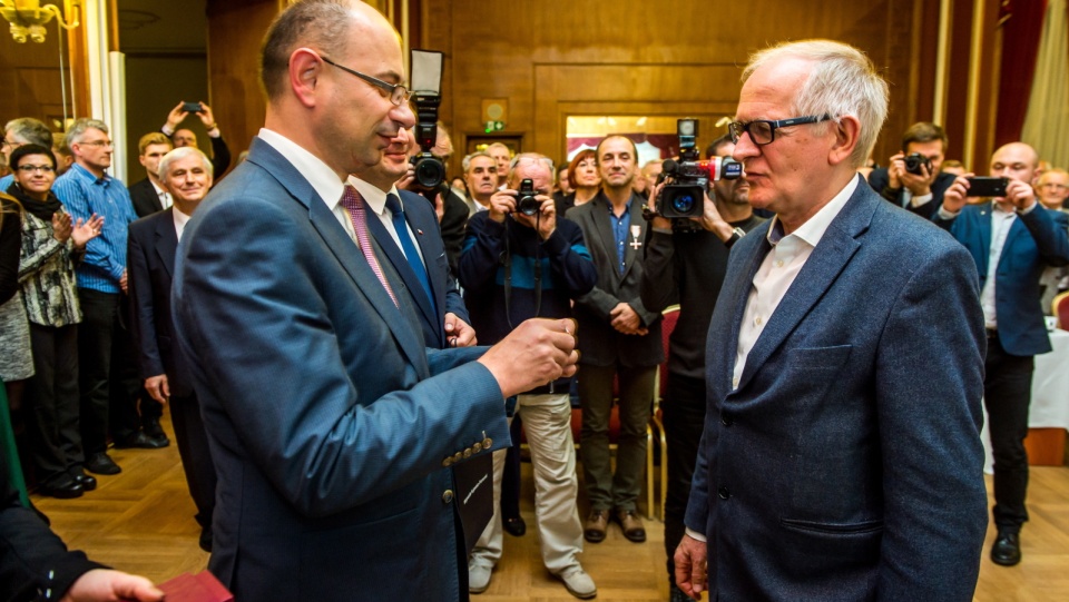 Odznaczony przewodniczący Rady Mediów Narodowych i poseł PiS Krzysztof Czabański, podczas uroczystości wręczenia Krzyży Wolności i Solidarności w Bydgoszczy. Fot. PAP/Tytus Żmijewski