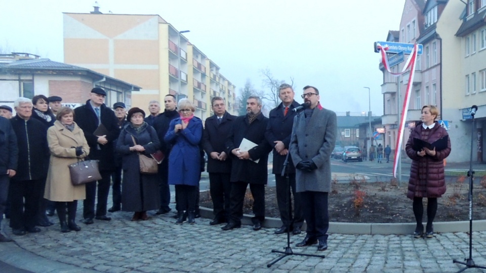 Uroczystość nadania nazwy dla ronda w Toruniu zbiegła się z konferencją z okazji 40. rocznicy powstania KOR. Fot. Michał Zaręba