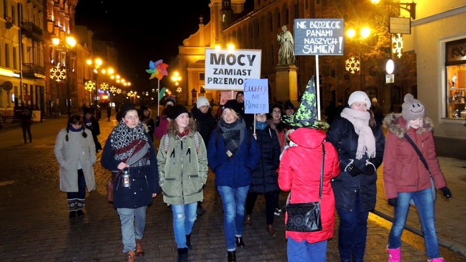 Marsz zorganizowany przez grupę toruńskich aktywistek, wyruszył spod pomnika Mikołaja Kopernika na Rynku Staromiejskim. Fot. Michał Zaręba