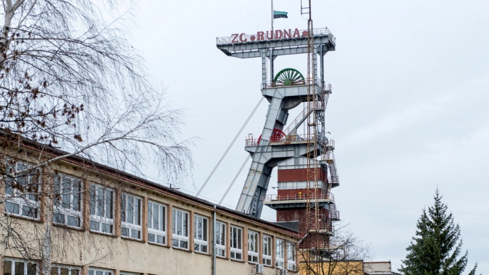 Ciała trzech górników ratownicy odnaleźli obok siebie. Tym samym bilans tragicznego wstrząsu to osiem ofiar śmiertelnych - powiedział dyrektor kopalni Paweł Markowski. Fot. PAP/Maciej Kulczyński