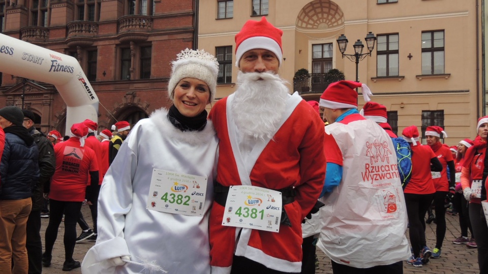 Kilka tysięcy biegaczy wystartowało w Toruniu w 14. Półmaratonie Świętych Mikołajów w Toruniu. Fot. Michał Zaręba