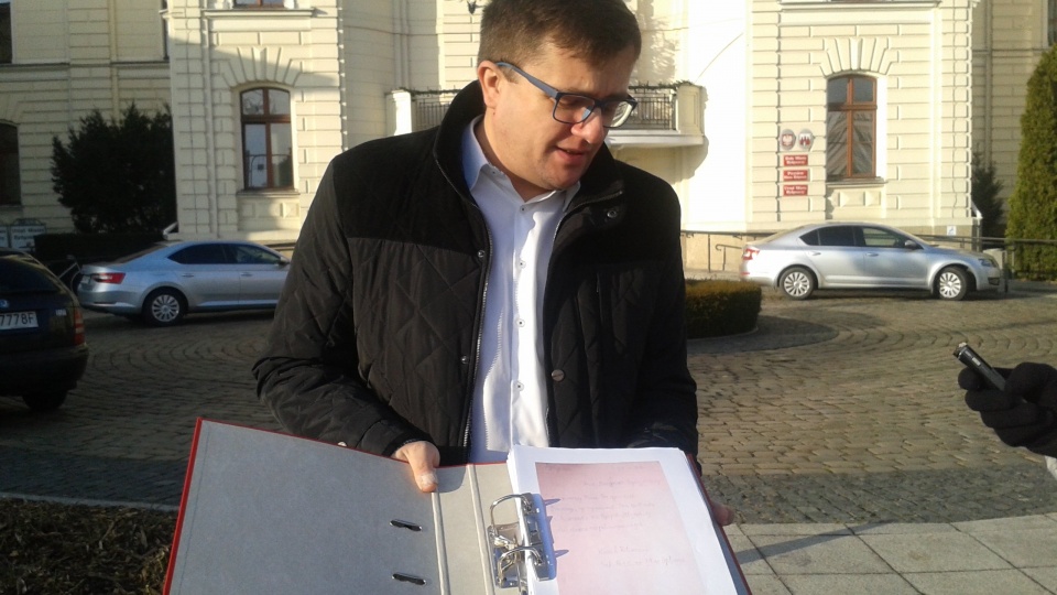 Zebrane podpisy rezentuje radny Ireneusz Nitkiewicz. Fot. Monika Siwak-Waloszewska