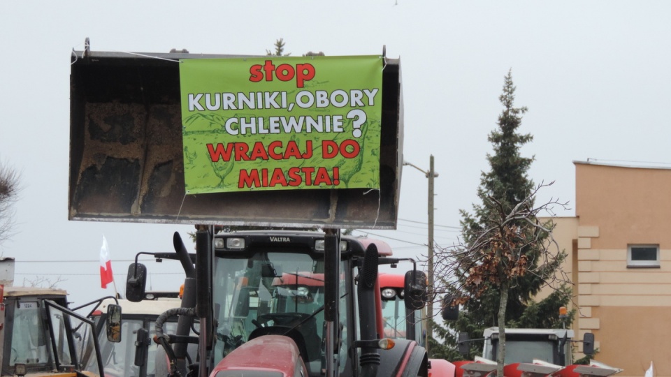 Przed Urzędem Gminy Dobrcz pojawiły się ciągniki z transparentami. Fot. Lech Przybyliński