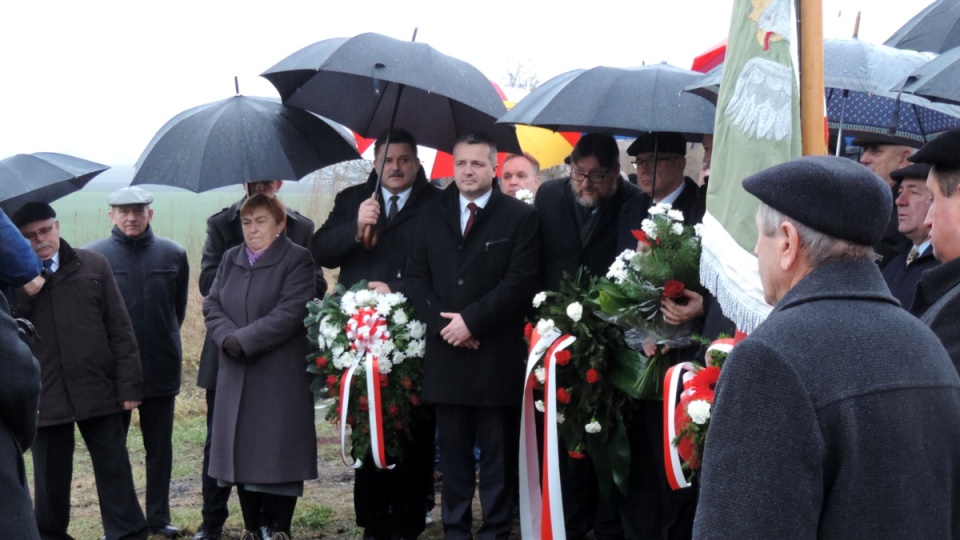 W strugach deszczu przedstawiciele władz i delegacje złożyły kwiaty pod obeliskiem upamiętniającym śmierć Piotra Bartoszcze. Fot. Lech Przybyliński