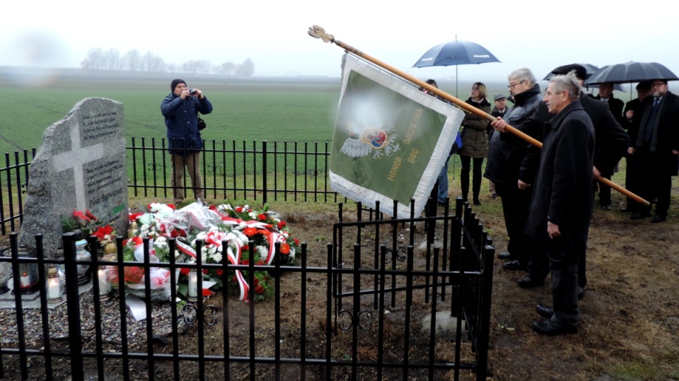 W strugach deszczu przedstawiciele władz i delegacje złożyły kwiaty pod obeliskiem upamiętniającym śmierć Piotra Bartoszcze. Fot. Lech Przybyliński