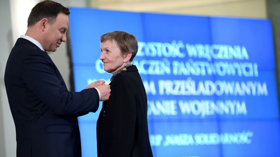 Prezydent Andrzej Duda odznacza Elżbietę Gajdę-Baron. Fot. PAP/Bartłomiej Zborowski