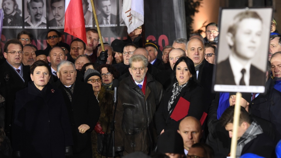 Prezes PiS Jarosław Kaczyński (2L) i premier Beata Szydło (L) podczas zgromadzenia zorganizowanego przez PiS przy pomniku Wincentego Witosa na placu Trzech Krzyży w Warszawie. Fot. PAP/Radek Pietruszka