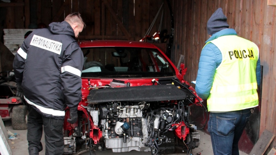 Na terenie posesji w gm. Śliwice ujawniono pojazd skradziony na terenie Wielkiej Brytanii. Fot. KPP w Tucholi