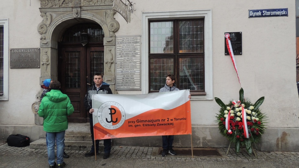 Tablica upamiętniająca płk. Tadeusza Perdzyńskiego została odsłonięta na budynku Okręgowej Rady Adwokackiej w Toruniu. Fot. Monika Kaczyńska