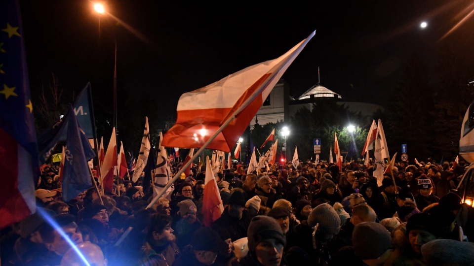 Uczestnicy protestu przed Sejmem. Fot. PAP/Bartłomiej Zborowski