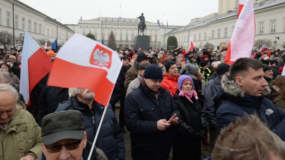 Protest zorganizowany przez KOD przed Pałacem Prezydenckim, w związku z piątkowymi wydarzeniami w Sejmie. W manifestacji uczestniczą między innymi politycy PO, Nowoczesnej, SLD, Inicjatywy Polskiej, partii Razem, Partii Zielonych. Fot. PAP/Jacek Turczyk