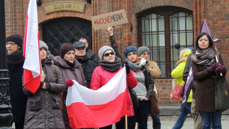 Sympatycy Partii Razem, Komitetu Obrony Demokracji i społecznicy zgromadzili się pod pomnikiem Mikołaja Kopernika, by wyrazić swoje niezadowolenie z tego, co wydarzyło się w piątek w Sejmie. Fot. Monika Kaczyńska