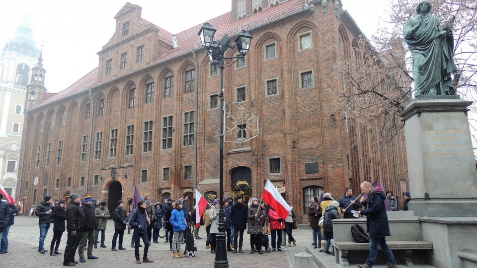 Sympatycy Partii Razem, Komitetu Obrony Demokracji i społecznicy zgromadzili się pod pomnikiem Mikołaja Kopernika, by wyrazić swoje niezadowolenie z tego, co wydarzyło się w piątek w Sejmie. Fot. Monika Kaczyńska