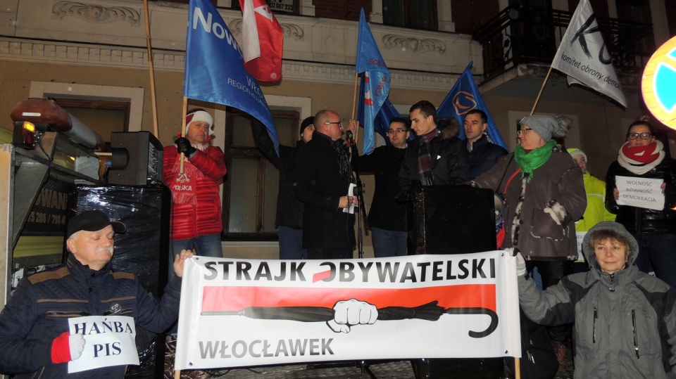 W pikiecie we Włocławku uczestniczyli przedstawiciele Nowoczesnej, Platformy Obywatelskiej, SLD i KOD. Fot. Marek Ledwosiński