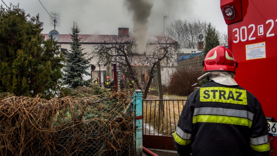 Dwie osoby zginęły w pożarze domku jednorodzinnego na ulicy Celnej w Starym Fordonie w Bydgoszczy. Fot. PAP/Tytus Żmijewski