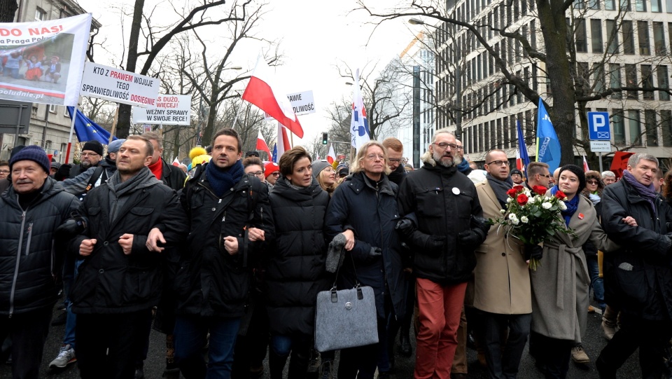 Komitet Obrony Demokracji zorganizował przed siedzibą Trybunału Konstytucyjnego demonstrację, która była jednocześnie formą pożegnania prezesa TK Andrzeja Rzeplińskiego. Po zakończeniu wiecu przed TK jego uczestnicy przeszli przed Sejm aby wesprzeć parlamentarzystów, którzy od piątku okupują salę plenarną. Fot. PAP/Marcin Obara