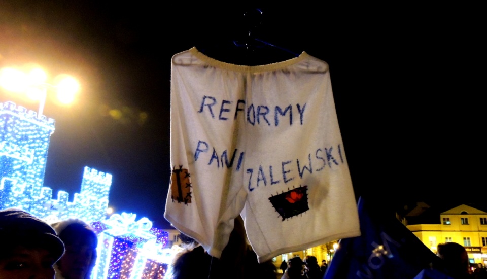 Przeciwko zmianom w systemie edukacji na wspólnej manifestacji w centrum Włocławka spotkali się przedstawiciele KOD, Nowoczesnej i SLD. Fot. Marek Ledwosiński