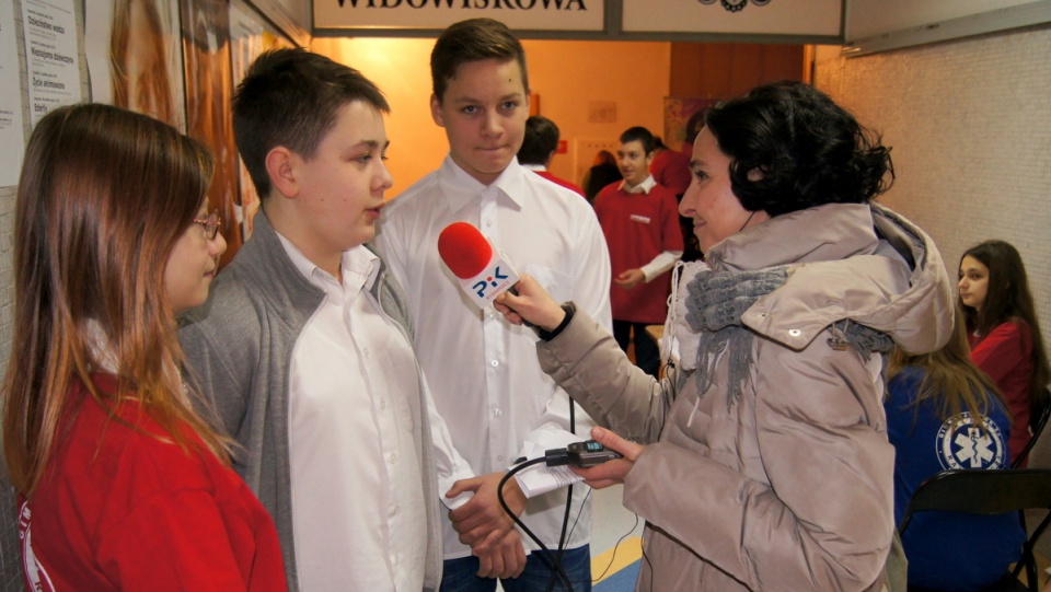 Młodzież z klasy ratowniczej namawia, aby uczyć się udzielania pomocy. Fot. Henryk Żyłkowski