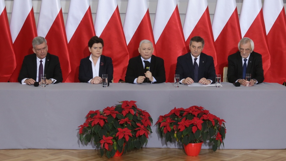 Prezes Prawa i Sprawiedliwości Jarosław Kaczyński (C), premier Beata Szydło (2L), marszałkowie Sejmu Marek Kuchciński (2P) oraz Senatu Stanisław Karczewski (L) i szef klubu parlamentarnego PiS Ryszard Terlecki (P) podczas konferencji prasowej, 21 bm. Spotkanie z mediami dotyczy sytuacji po ostatnich wydarzeniach w Sejmie. Fot. PAP/Paweł Supernak